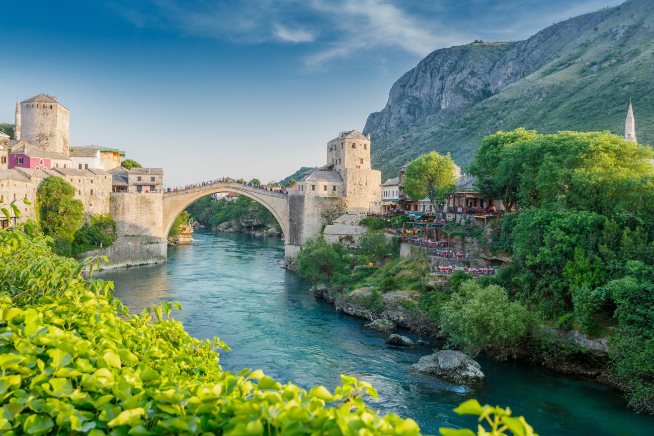 Stari Most or 'Mostar Bridge' crosses the river Neretva, Bosnia and Herzegovina